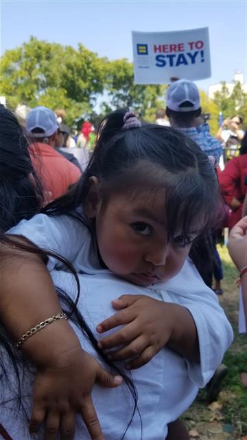 반대 시위에 참가한 멕시코인 아나 칼데론의 딸 야니(2)가 엄마 품에 안겨 불안한 눈으로 주변을 살피고 있다.