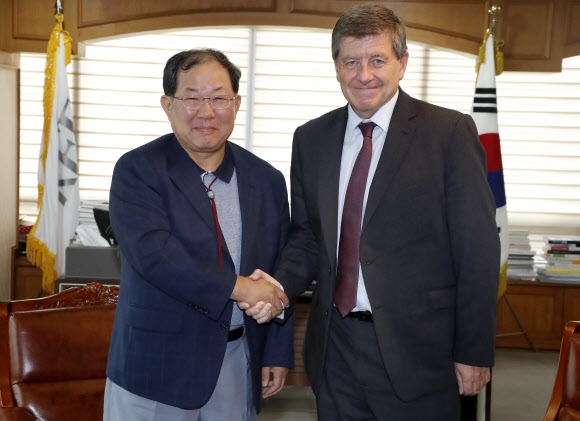 가이 라이더(오른쪽) 국제노동기구(ILO) 사무총장이 6일 서울 마포구 한국경영자총협회를 방문, 박병원 경총 회장과 악수하고 있다. 연합뉴스