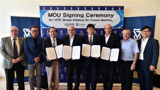 현대자동차 관계자들이 5일(현지시간) 이스라엘 현지에서 테크니온대학, 한국 카이스트 관계자들과 미래 신기술 개발을 위한 글로벌 컨소시엄 업무협약(MOU)을 체결하고 있는 모습. 현대차 제공