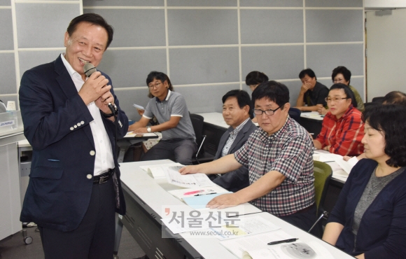 차성수 금천구청장(왼쪽)이 지난달 29일 구청 지하 1층 평생학습관에서 열린 자치분권대학 금천캠퍼스 1기 개강식에 참여해 주민들을 바라보며 “내가 사는 골목과 나의 삶의 주인이 돼 세상을 바꾸는 게 바로 지방분권과 자치”라고 설명하고 있다. 최해국 선임기자 seaworld@seoul.co.kr