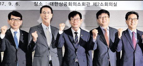 김상조 공정거래위원장이 6일 유통업계 대표들과 파이팅을 외치고 있다. 왼쪽부터 박동운 백화점협회장, 이갑수 체인스토어협회장, 김 위원장, 김형준 온라인쇼핑협회장, 조윤성 편의점산업협회장. 박지환 기자 popocar@seoul.co.kr