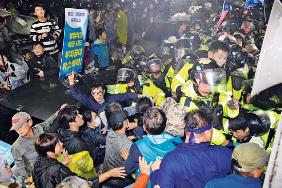 7일 새벽 경북 성주군 초전면 소성리 마을회관 앞에서 사드(고고도미사일방어체계) 추가 임시배치에 반대하는 주민들과 이를 해산하려는 경찰 사이에 몸싸움이 벌어지고 있다.  성주 정연호 기자 tpgod@seoul.co.kr