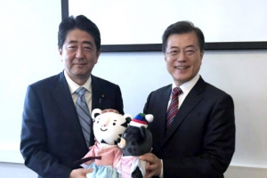 문 대통령·아베 총리 “북핵 도발에 더욱 긴밀한 공조”