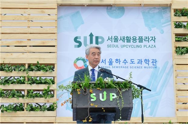 주찬식 서울시의회 도시안전건설위원장이 5일 국내 처음으로 만들어진 하수도과학관 개관식에서 축사를 하고 있다.