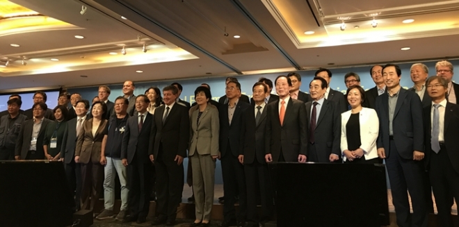 권미경 의원(앞즐 오른쪽 세번째)이 6~7일 이틀간 진행된 서울시 좋은 일자리 도시 국제포럼 개막식에서 국내외 참석자들과 함께 기념촬영을 하고 있다.