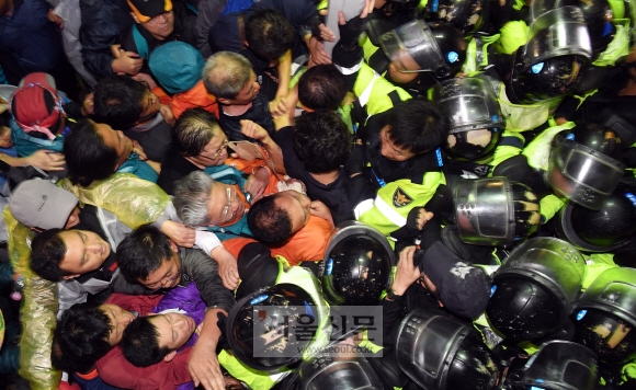 7일 경북 성주군 소성리 마을회관 앞에서 사드반대를 요구하는 주민과 시민단체 회원들을 경찰들이 해산시키고 있다. 정연호 기자 tpgod@seoul.co.kr
