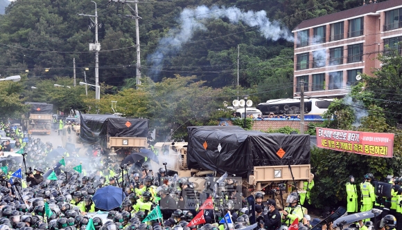 7일 경북 성주군 소성리 마을회관 앞으로 사드발사대를 향해 주민들이 물건들을 던지고 있다. 정연호 기자 tpgod@seoul.co.kr