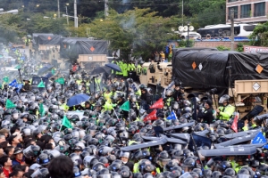 성주 사드 반대 주민들 ‘눈물’…“심장 벌렁벌렁하고 다리 떨린다”