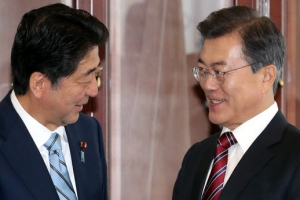 문 대통령-아베 “대북 원유공급 중단 위해 중·러 설득…더 강한 압박”