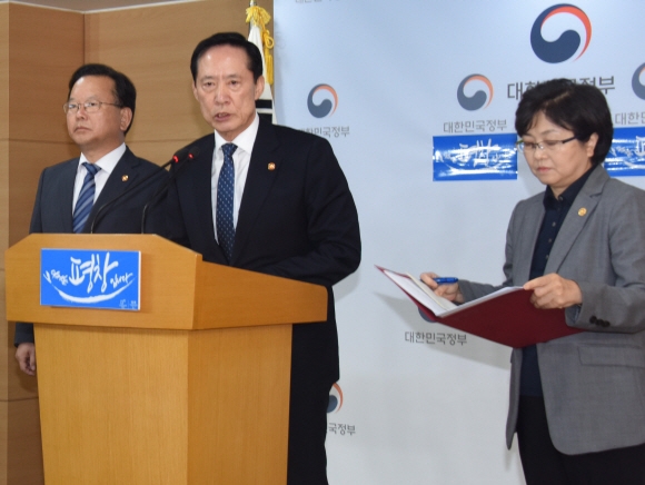 송영무(가운데 국방부 장관이 7일 서울 세종로 정부서울청사에서 사드 잔여 발사대 4기 추가 배치와 관련한 합동브리핑을 하고 있다. 왼쪽은 김부겸 행정안전부 장관, 오른쪽은 김은경 환경부 장관. 최해국 선임기자 seaworld@seoul.co.kr 
