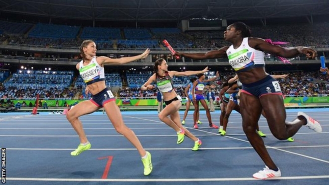 영국의 스프린터 오노우라(오른쪽)가 리우데자네이루올림픽 육상 여자 1600m 계주 결선 도중 세 번째 주자에게 바통을 넘기려 하고 있다. 당시 그는 말라리아 진단을 받은 지 10개월 만에 출전해 동메달을 따는 데 힘을 합쳤다. AFP 자료사진