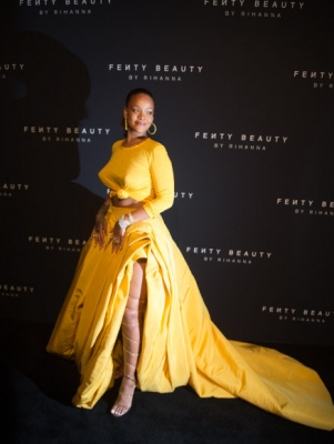 리한나가 7일(현지시간) 미국 뉴욕에서 열린 새로운 뷰티 브랜드 ‘펜티 뷰티 바이 리한나(Fenty Beauty by Rihanna)’ 런칭을 축하하기 위해 참석해 포즈를 취하고 있다. AFP 연합뉴스