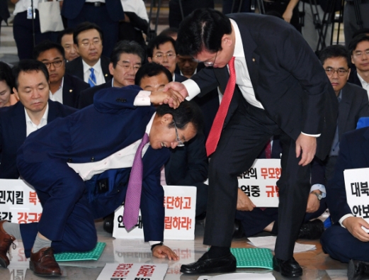 [서울포토] ‘아이고, 다리야’…보이스 오브 자유한국 릴레이 발언대