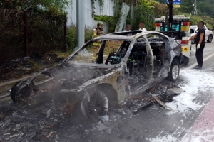 BMW 승용차, 도로에서 갑자기 불…차량 다 타고 운전자는 대피