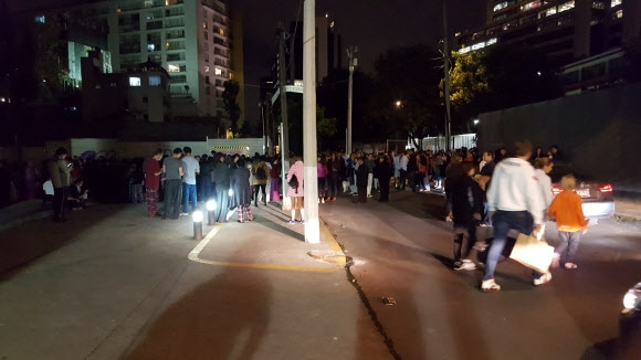 거리에 몰려나온 멕시코시티 시민들