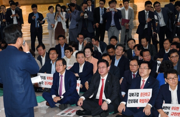 자유한국당 홍준표(앞줄 왼쪽) 대표가 지난 8일 오전 여의도 국회 로텐더홀에서 정부 정책을 비판하기 위해 열린 ‘보이스 오브 보이스 자유한국 릴레이 발언대’ 행사에서 방송장악저지투쟁위원회 김태흠 위원장의 발언을 듣고 있다. 왼쪽부터 홍 대표, 정우택 원내대표. 강성남 선임기자 snk@seoul.co.kr