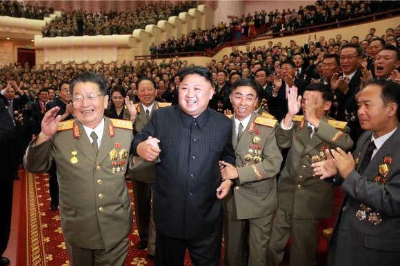 조선중앙통신은 수소탄시험 성공 기념 축하연에 김정은 위원장과 발사 관계자들이 참석했다고 10일 전했다.  연합뉴스