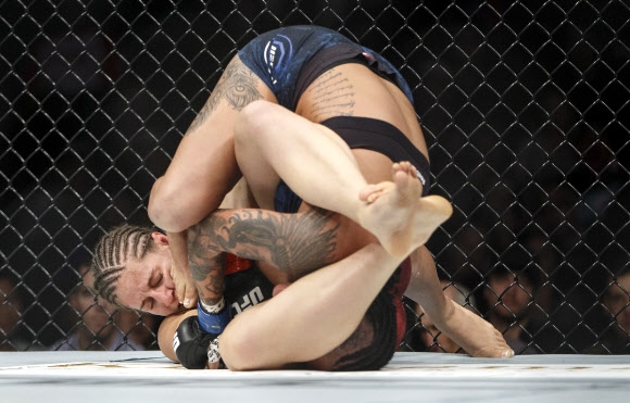 9일(현지시간) 캐나다 앨버타주 애드먼턴에서 열리고 있는 ‘UFC 215’중 캐나다의 사라 모라스(왼쪽)와 미국의 애쉴리 에반스-스미스가 경기를 펼치고 있다. AP 연합뉴스