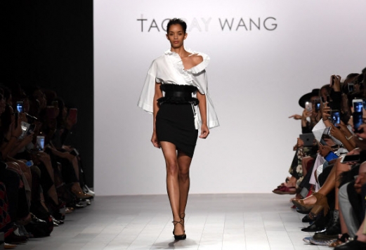 모델이 9일(현지시간) 미국 뉴욕에서 열리고 있는 ‘뉴욕 패션위크(New York Fashion Week)’중 디자이너 타오레이 왕(Taoray Wang)의 컬렉션을 선보이고 있다.<br>AFP 연합뉴스