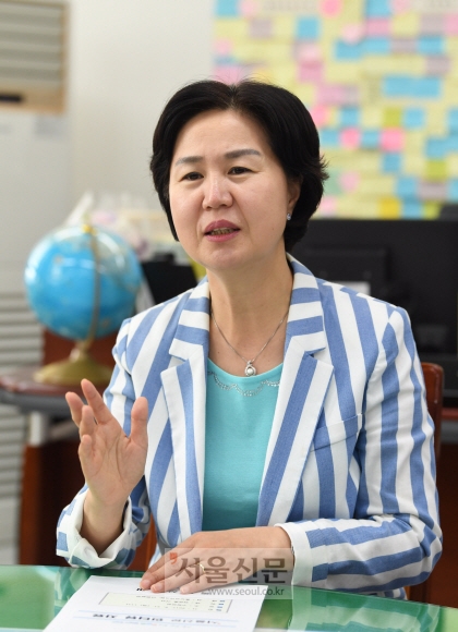 김수영 서울 양천구청장은 지난 8일 서울신문과의 인터뷰에서 “스마트 시티는 4차 산업혁명 시대에 거스를 수 없는 물결”이라며 “양천구를 스마트 시티로 만들어 도시 패러다임을 바꾸겠다”고 강조했다. 이호정 전문기자 hojeong@seoul.co.kr