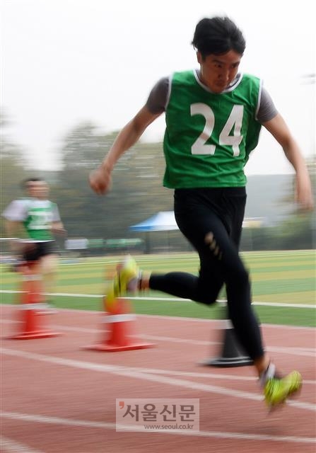 지난 2일 치러진 하반기 경찰공무원 필기시험은 공통과목인 한국사와 영어가 이전 시험에 비해 어렵게 출제됐다. 필기시험 합격자들은 각 지방청별로 일정에 맞춰 체력시험을 준비해야 한다. 사진은 2015년 경기 고양시 기동경찰교육훈련센터에서 열린 순경 공채 체력시험에서 응시생이 100m 달리기를 하고 있는 모습. 서울신문 DB