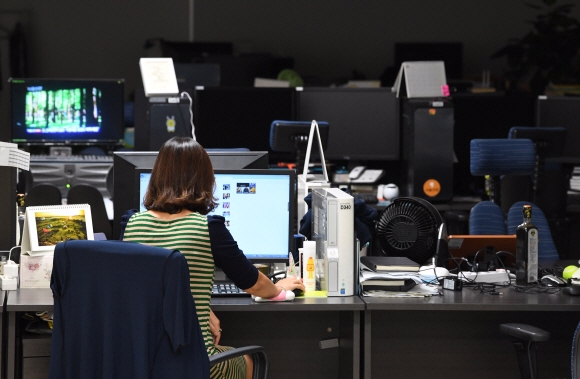 민간 워킹맘들은 공무원 워킹맘을 부러워하지만 ‘육아전쟁’을 치르기는 마찬가지다. 도준석 기자 pado@seoul.co.kr