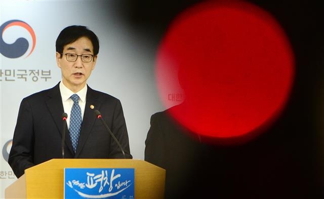 교육부가 지난 6일 박근혜 정부에서 추진한 역사교과서 국정화 과정에 대한 진상조사를 할 위원회를 꾸린다고 밝히면서 내부가 술렁이고 있다. 사진은 이준식 전 교육부장관이 지난 2월 정부서울청사에서 국정교과서 관련 대국민 담화를 발표하고 있는 모습이다. 서울신문 DB