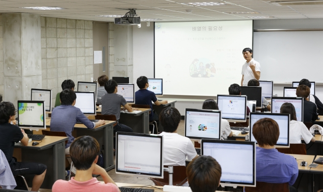 울산대 학생들이 정보기술(iT) 융합 프로그램밍 수업을 듣고 있다. 울산대 제공 