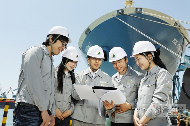 울산대 학생들이 현대중공업에서 현장학습을 하고 있다. 울산대 제공 