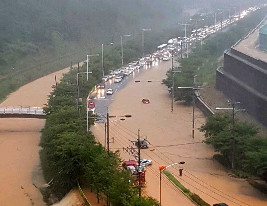 부산 폭우…출근길 물에 잠긴 도로