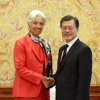 문 대통령, 라가르드 IMF 총재 접견…“한국 정부 경제정책, IMF 권고에 부합”