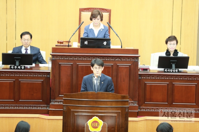 수해피해를 외면하고 해외연수를 떠난 뒤 자신을 비난하는 국민들을 레밍(설치류)에 비유한 김학철 충북도의원이 11일 도의회 본회의에서 사과발언을 하고 있다. 김 의원은 이번 연수로 자유한국당에서 제명당하고 도의회에서 공개사과와 출석정지 30일의 징계를 받았다. 충북도의회 제공 