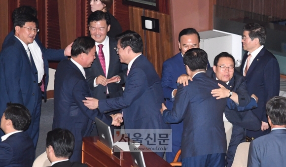 자유한국당 의원들이 11일 국회 본회의장에서 김이수 헌법재판소장 후보자의 임명동의안이 부결되자 서로 악수하며 환호하고 있다. 이종원 선임기자 jongwon@seoul.co.kr