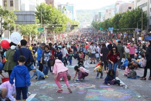 [방방곡곡 가을에 빠지고 축제에 빠지고] 한국판 에든버러 축제… 골목으로 들어가다