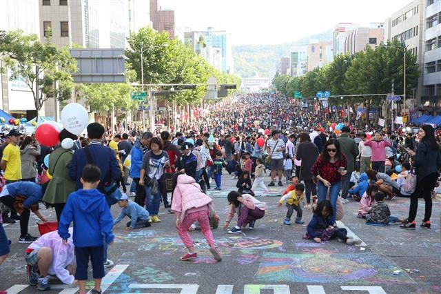 서울 서초구의 대표 지역 축제인 ‘서리풀 페스티벌’의 하나로 지난해 열린 스케치북 행사에 나온 시민들이 차 없는 도로로 조성된 반포대로에서 색색의 분필을 들고 아스팔트 위에 마음껏 낙서를 하고 있다. 서초구 제공