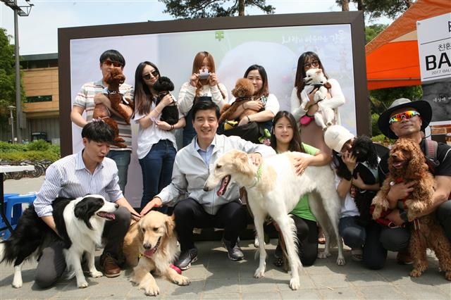 지난 5월 이해식 강동구청장이 반려동물 사랑축제에 참여해 방문객들과 함께 사진을 찍고 있다.  강동구 제공