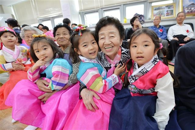 서울 동대문구 한 어린이집 원아들이 경로당을 방문해 어르신들과 함께 포즈를 취하고 있다. 동대문구 제공