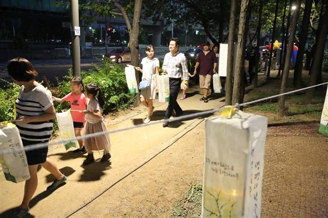 지난해 개최된 ‘제4회 생명사랑 초롱불 걷기’에서 주민들이 가족, 이웃과 함께 초롱불을 들고 밤길을 걷고 있다. 구로구 제공