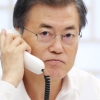[서울포토] 문 대통령, 마크롱 프랑스 대통령과 통화