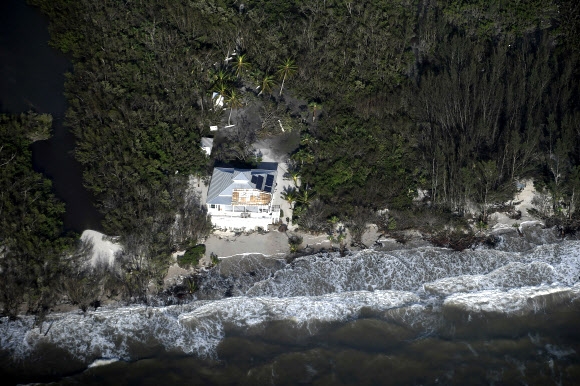 11일(현지시간) 미국 플로리다 남서쪽 해안에 허리케인 어마의 영향으로 피해를 입은 주택의 손상된 지붕이 보여지고 있다. AP 연합뉴스