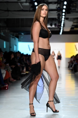 빅사이즈 모델 애슐리 그레이엄이 11일(현지시간) 미국 뉴욕 시티에서 열린 ‘뉴욕 패션 위크’ 중 Addition Elle의 작품을 선보이고 있다. AFP 연합뉴스