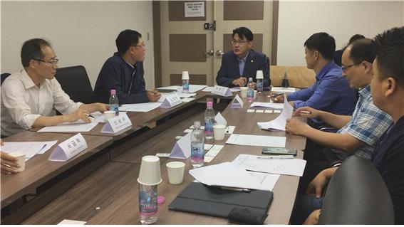 박호근 서울시의원(가운데)이 11일 의원회관 회의실에서 방과후교육 혁신을 위한 마을교육 운영방안이란 주제로 한양대 산학협력단과 연구 착수보고회를 갖고 있다.