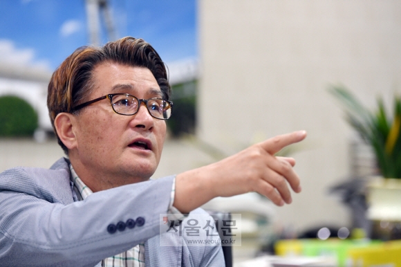 유종필 관악구청장이 구청장실에서 민선 5, 6기 구청장 활동에 대해서 이야기하고 있다. 3선 불출마 선언을 한 유 구청장은 최근 유명 포털사이트 게시판에 일주일에 한 번꼴로 글을 올리며 자신이 해 온 일을 기록하고 있다. 정연호 기자 tpgod@seoul.co.kr