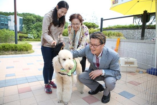 관악구 찾아가는 동물병원에 방문해 강아지를 쓰다듬고 있는 유 구청장.
