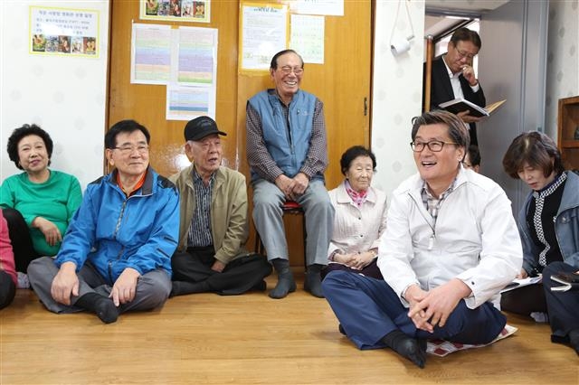 지역 내 경로당에 방문한 유 구청장(오른쪽 두 번째).
