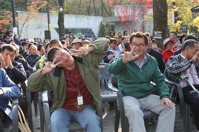 2014년 장애인들과 함께하는 ‘장애인 숲속작은음악회’에 참석한 유종필(앞줄 오른쪽) 관악구청장.