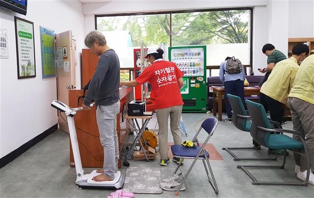 지난 6일 서울 동대문 구청 내 민방위 교육장에서 참가자들을 상대로 대사증후군 검진이 이뤄지고 있다. 동대문구 제공