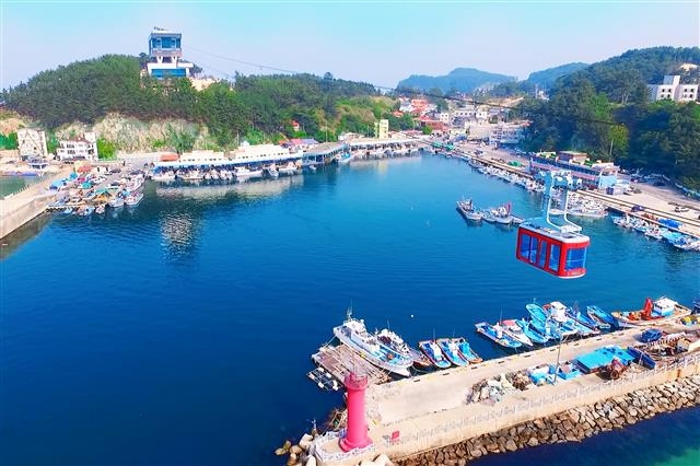 한국의 나폴리로 불리는 장호항을 가로질러 운행될 삼척해상케이블카가 26일 본격 개장을 앞두고 시범 운행되고 있다. 삼척시 제공
