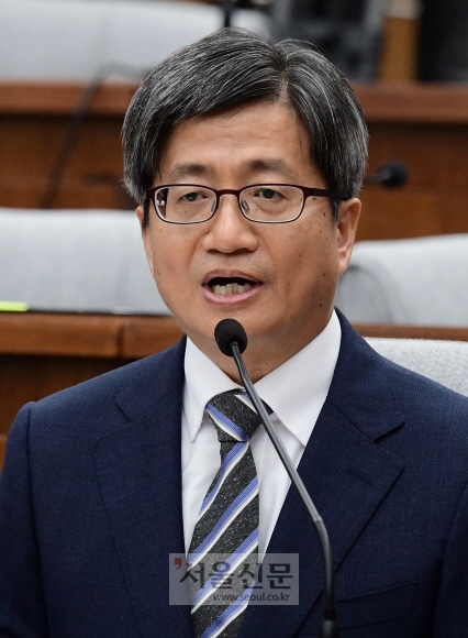 김명수 대법원장 후보자가 12일 국회에서 열린 인사청문회에서 의원들의 질의에 답변하고 있다. 이종원 선임기자 jongwon@seoul.co.kr