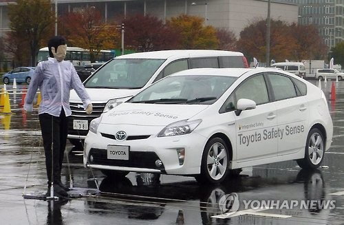 자동브레이크로 정지한 1단계 자율주행차. 연합뉴스